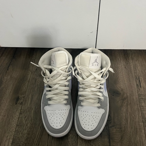 Women’s air jordan 1s Mid, Wolf Grey aluminum - Picture 4 of 4